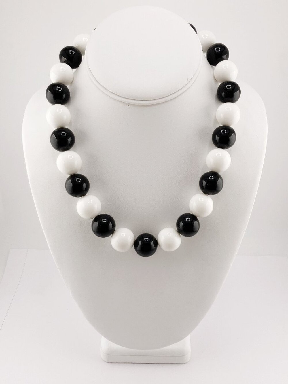 VINTAGE Chunky black and white plastic gumball bead necklace Halloween jewelry - Picture 3 of 10